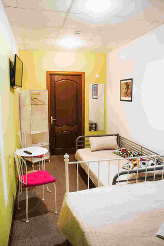 Хостел Поп-Арт Санкт-Петербург 3-х местный номер (двуспальная кровать) + одна односпальная кровать-1