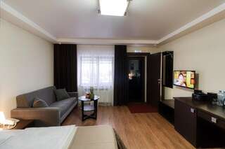 Гостиница Хотел Интер Самара Стандартный номер с отдельным входом с двухспальной кроватью и диваном -2