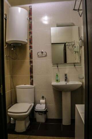 Гостевой дом Guest house Altay Каракол Трехместный номер эконом-класса с общей ванной комнатой-9