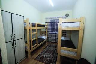 Хостелы Sunny Hostel Ош Кровать в общем номере для женщин с 4 кроватями-3