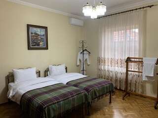 Мини-отель Astoria Garden Бишкек Двухместный номер с 2 отдельными кроватями, вид на сад-5