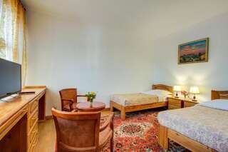 Отели типа «постель и завтрак» ABK Boutique Hotel Бишкек Двухместный номер с 2 отдельными кроватями и ванной комнатой-3