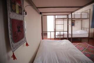 Хостелы Kyrgyz House Hostel Бишкек Спальное место на двухъярусной кровати в общем номере для мужчин и женщин-2