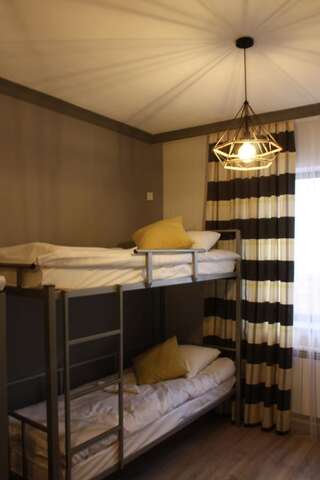 Хостелы Snow Leo Hostel Бишкек Кровать в общем номере для мужчин с 4 кроватями-4