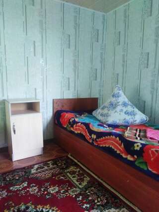 Гостевой дом Happy family Guest House Arslanbob Односпальная кровать в общем номере для мужчин и женщин-1