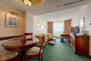 Отель Ramada Parc Hotel Бухарест Люкс с 1 кроватью размера «king-size», доступом в спа-центр и бесплатным трансфером от или до аэропорта-9