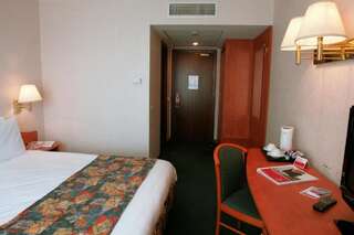 Отель Ramada Parc Hotel Бухарест Улучшенный номер с 1 кроватью размера «queen-size»-6