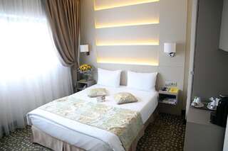 Отель Golden Tulip Victoria Bucharest Бухарест Стандартный номер с кроватью размера "king-size"-14