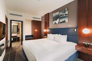 Отель DoubleTree by Hilton Hotel Cluj - City Plaza Клуж-Напока Люкс с 1 спальней и кроватью размера "king-size"-1