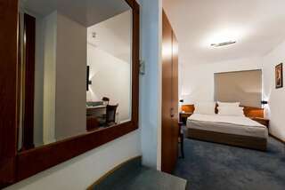 Отель Hotel Duke Romana Бухарест Двухместный номер эконом-класса с 1 кроватью-6
