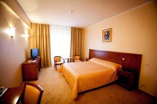 Отель Hotel Maxim Орадя Улучшенный двухместный номер с 1 кроватью или 2 отдельными кроватями-1
