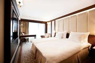 Отель Hotel International Синая Стандартный двухместный номер с 2 отдельными кроватями и балконом-11