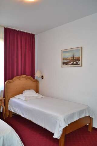Отель Hotel Meteor Cluj Клуж-Напока Двухместный номер с 2 отдельными кроватями-7