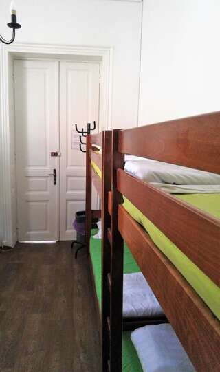 Хостелы Friends Hostel Бухарест Односпальная кровать в стандартном общем номере с 8 кроватями-2