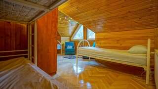 Хостелы Kismet Dao Hostel Брашов Односпальная кровать в общем номере с 8 кроватями и балконом-2