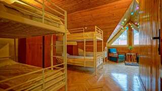 Хостелы Kismet Dao Hostel Брашов Односпальная кровать в общем номере с 8 кроватями и балконом-4