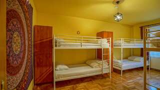 Хостелы Kismet Dao Hostel Брашов Односпальная кровать в общем номере с 6 кроватями-4