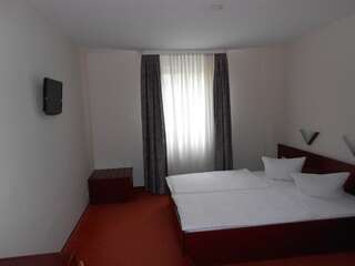 Отель Hotel Lan Орадя Двухместный номер с 1 кроватью или 2 отдельными кроватями-3