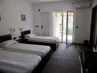 Отели типа «постель и завтрак» G.EAG - Premium Apartment Орадя Четырехместный номер с балконом-1