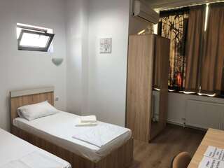 Отель Hotel Tomi Бухарест Двухместный номер с 2 отдельными кроватями-5
