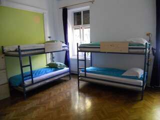 Хостелы Traveling Ladybug Hostel Орадя Кровать в общем 8-местном номере-6