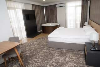 Отель Solay Орадя Номер с кроватью размера "king-size" и гидромассажной ванной-3