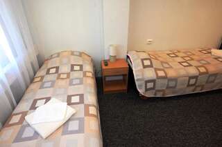 Отель Center Hotel Таллин Двухместный номер с 2 отдельными кроватями и общей ванной комнатой-2