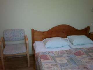 Хостелы Endla Hostel Хаапсалу Двухместный номер с 2 отдельными кроватями и общей ванной комнатой-8