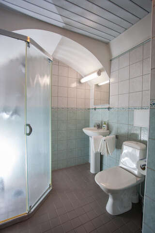 Гостевой дом Arensburgi Guesthouse Курессааре Двухместный номер с 1 кроватью или 2 отдельными кроватями и собственной ванной комнатой-5