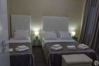 Отель Hotel Piazza Тбилиси Стандартный трехместный номер с кроватью размера «king-size» и односпальной кроватью-1