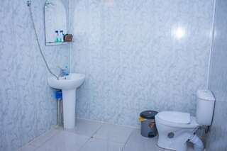 Гостевой дом Imeri Guest House Кутаиси Двухместный номер с 2 отдельными кроватями и собственной ванной комнатой-1