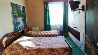 Отель Hotel Lilo near Airport Тбилиси Двухместный номер с 2 отдельными кроватями и общей ванной комнатой-1