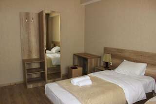Отель Sunshine Kazbegi Степанцминда Двухместный номер с 2 отдельными кроватями и собственной ванной комнатой-1