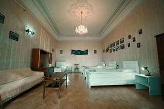 Отели типа «постель и завтрак» Guest House Old Kutaisi Кутаиси Четырехместный номер эконом-класса с общей ванной комнатой-6