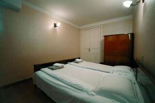 Отели типа «постель и завтрак» Guest House Old Kutaisi Кутаиси Стандартный двухместный номер с 1 кроватью и общей ванной комнатой-16