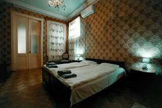 Отели типа «постель и завтрак» Guest House Old Kutaisi Кутаиси Стандартный двухместный номер с 1 кроватью и общей ванной комнатой-22