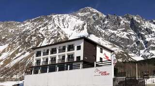 Отель Alpine Lounge Kazbegi Степанцминда
