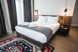 Отель Holiday Inn Telavi Телави Номер с  кроватью размера "queen-size" для некурящих-3
