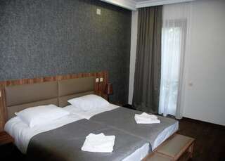 Отель Hotel Shgedi Mestia Местиа Просторный двухместный номер с 2 отдельными кроватями-9
