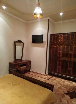 Отели типа «постель и завтрак» Bi-ky Кутаиси Двухместный номер с двуспальной кроватью и дополнительной кроватью-4