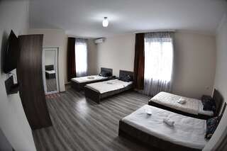 Отели типа «постель и завтрак» HOTEL SANI Батуми Четырехместный номер с балконом-5