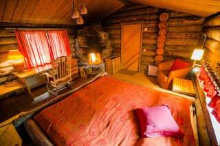 Отель Kakslauttanen Arctic Resort - Igloos and Chalets Саариселькя Небольшое шале (для 4 взрослых)-2