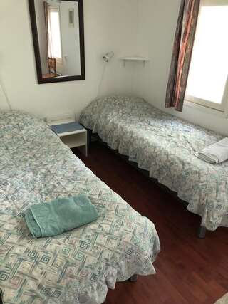 Хостелы Hostel Ukonlinna Иматра Двухместный номер с 2 отдельными кроватями и общей ванной комнатой-1