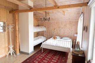 Отели типа «постель и завтрак» Kolin Keidas Колинкюла Family Room with Shared Bathroom, upstairs-5