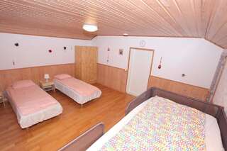 Гостевой дом Aurora Bei Ji Guang Guesthouse Рованиеми Односпальная кровать в общем номере для женщин-7