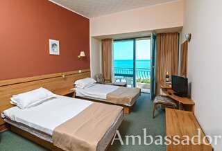 Отель Hotel Ambassador Золотые Пески Двухместный номер с 2 отдельными кроватями, балконом и видом на море-1