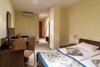 Отель Plaza Hotel Варна Небольшой двухместный номер эконом-класса с 2 отдельными кроватями-2