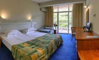 Отель Luna Hotel - Balneo & Spa Золотые Пески Standard Twin Room with Balcony and Park View (2 Adults + 1 Child)-4