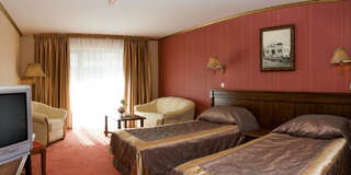 Отель Hotel Mistral Балчик Двухместный номер с 1 кроватью или 2 отдельными кроватями и частичным видом на море-1