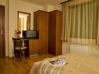 Отель Bizev Hotel Банско Двухместный номер с 1 кроватью или 2 отдельными кроватями и собственной ванной комнатой-14